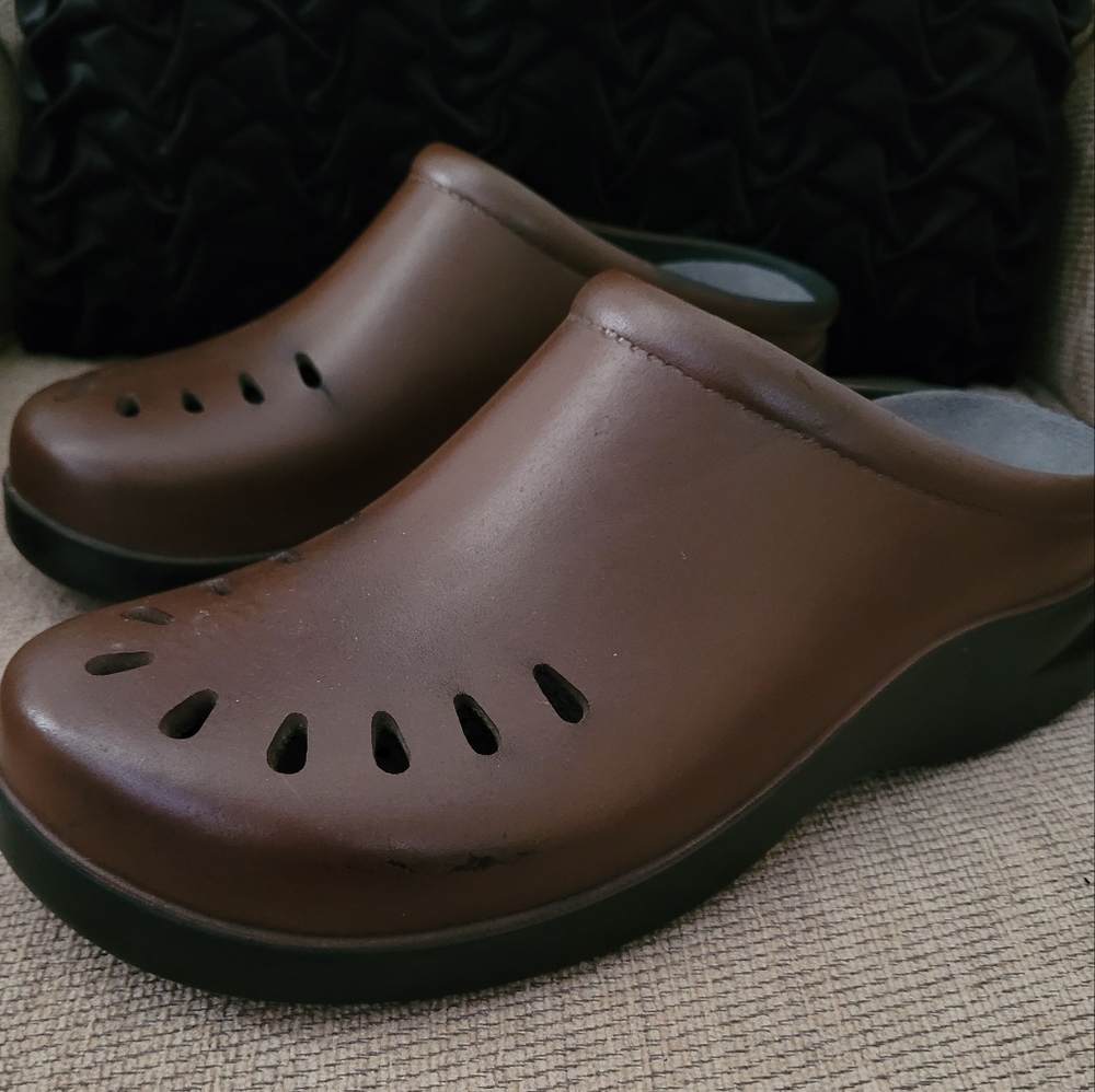 KLOGS FOOTWEAR MEN'S  CHESTNUT LASER CUT CLOGS